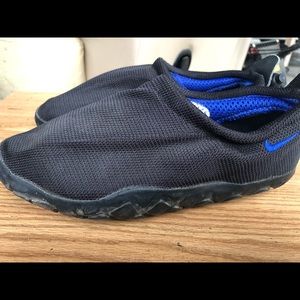 black nike water shoes